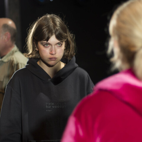 Η Κλέλια Ανδριολάτου σε σκηνή της παράστασης «Μοτέλ»