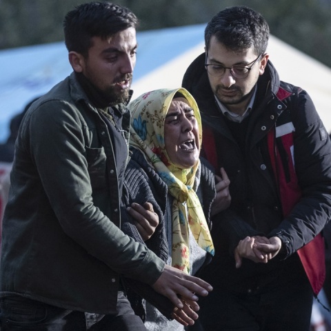 Συγγενής εγκλωβισμένου αγωνιά έξω από το ανθρακωρυχείο όπου καταγράφηκε το εργατικό δυστύχημα