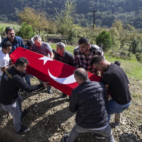 Φέρετρο με νεκρό ανθρακωρύχο στην Τουρκία