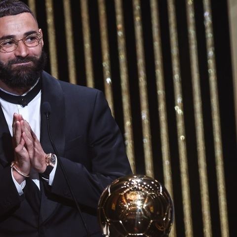 Ο Καρίμ Μπενζεμά κατά την παραλαβή της Χρυσής Μπάλας