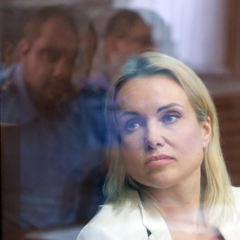 Η δημοσιογράφος Μαρίνα Οβσιανίκοβα, η οποία εργαζόταν στο Channel One της Ρωσίας και είναι καταζητούμενη από τις αρχές της Μόσχας, διέφυγε στο εξωτερικό.