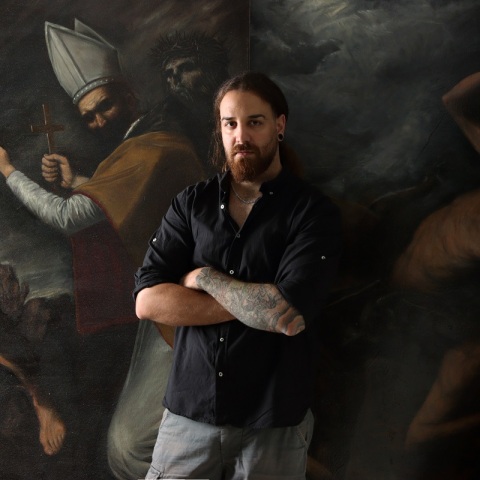 O ζωγράφος Μάξιμος Μανώλης μιλάει για τα έργα και τις επιρροές του, με αφορμή την πρώτη ατομική του έκθεση «Beyond Time» στο Πολιτιστικό Κέντρο «Μελίνα» Δήμου Αθηναίων