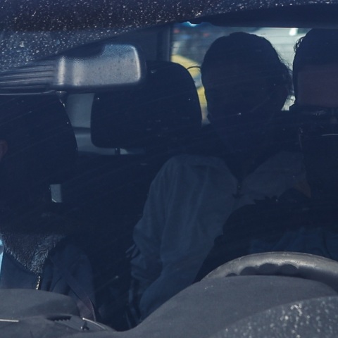 Βιασμός 12χρονης στον Κολωνό: Η μητέρα της ανήλικης οδηγείται στον ανακριτή το πρωί της Δευτέρας, μετά τη σύλληψη με την κατηγορία της διακεκριμένης μαστροπείας.