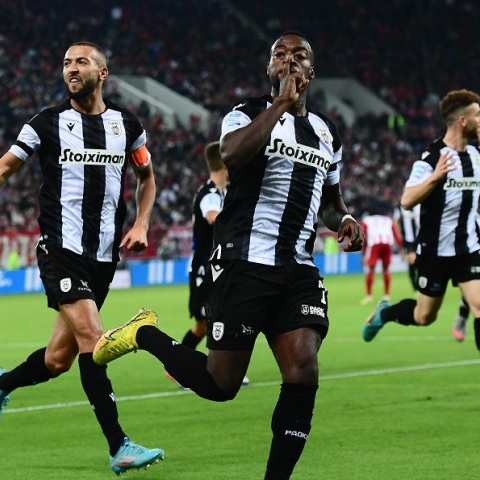 Ο Νάρεϊ πανηγυρίζει το γκολ του κόντρα στον Ολυμπιακό