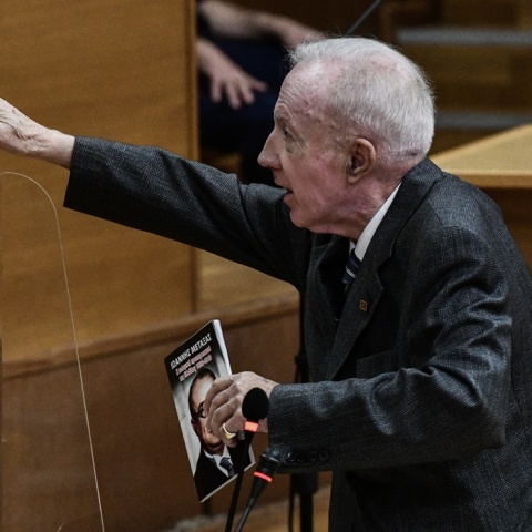 Ο Κωνσταντίνος Πλεύρης χαιρετά ναζιστικά μέσα στο δικαστήριο, κρατώντας βιβλίο του Ιωάννη Μεταξά