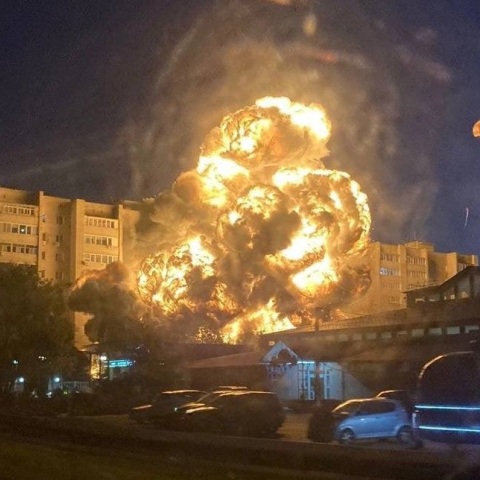 Ρωσικό μαχητικό αεροσκάφος συνετρίβη σε πολυκατοικία στην πόλη Γιέισκ της Ρωσίας, μεταδίδουν πρακτορεία ειδήσεων - Τι αναφέρουν οι πρώτες πληροφορίες.