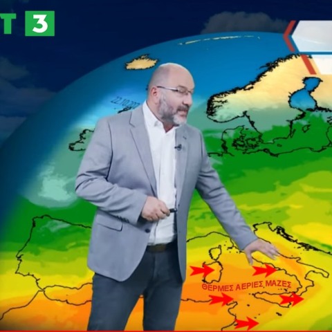 Ο Σάκης Αρναούτογλου δείχνει στον χάρτη κατά τη διάρκεια δελτίου καιρού