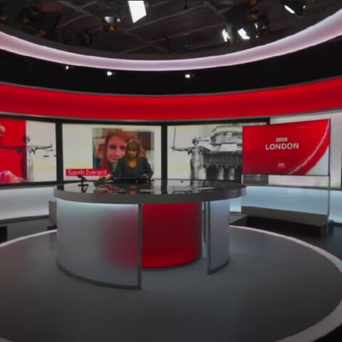 Στούντιο του BBC και στη μέση η παρουσιάστρια