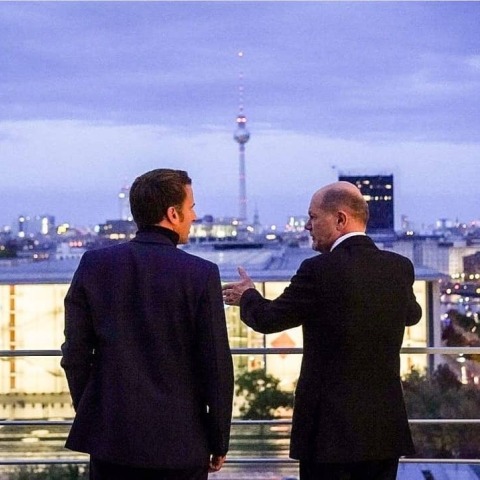 Η ενδυματική επιλογή του ζιβάγκο στους πολιτικούς: Τα πρόσφατα παραδείγματα του Εμανουέλ Μακρόν και του Μπρυνό Λε Μερ και τα μηνύματα για την ενεργειακή κρίση.