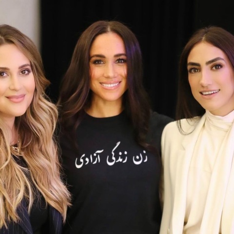 Η Μέγκαν Μαρκλ στηρίζει τις γυναίκες του Ιράν - Φόρεσε μπλούζα με το μότο «Γυναίκες. Ζωή. Ελευθερία», γραμμένο στη γλώσσα φαρσί.
