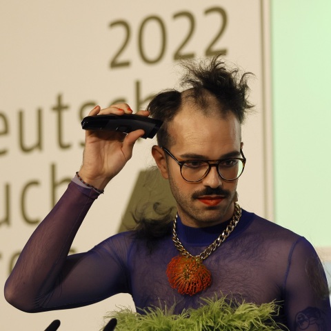 Το βραβείο για το καλύτερο γερμανόφωνο μυθιστόρημα του 2022 απονεμήθηκε στον/ην Κιμ ντελ Οριζόν για το «Πορφυρό βιβλίο» - Τίμησε συμβολικά τις γυναίκες του Ιράν.