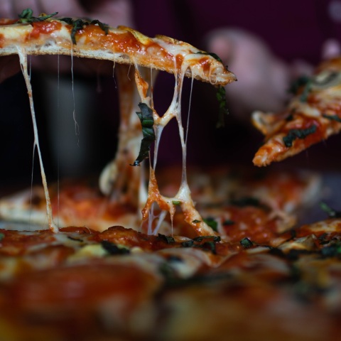 Πιτσαρία από τη Θεσσαλονίκη δημιούργησε τεράστια πίτσα ενός μέτρου και τα βίντεο γίνονται viral στα social media - Ζυγίζει επτά κιλά.