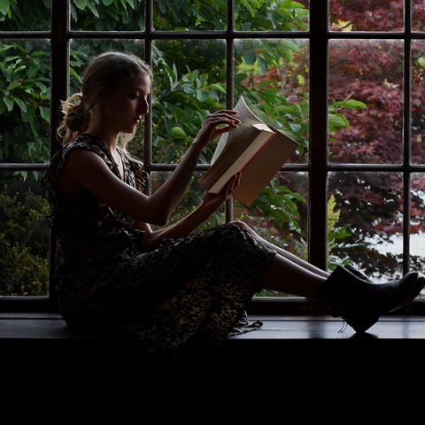 Κοπέλα που διαβάζει