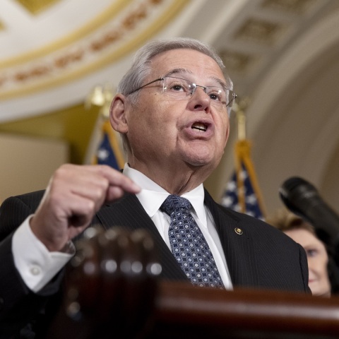 Ο πρόεδρος της επιτροπής Διεθνών Σχέσεων της αμερικανικής Γερουσίας, Ρόμπερτ Μενέντεζ, ζητά έρευνα για την απάνθρωπη μεταχείριση των 92 μεταναστών στον Έβρο.