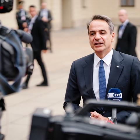 Ο πρωθυπουργός, Κυριάκος Μητσοτάκης, κάνει δηλώσεις σε κάμερες