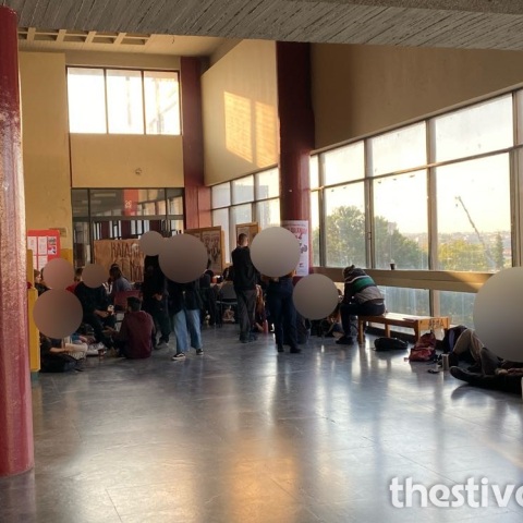 Φοιτητές έξω από τη Νομική στηρίζουν την κατάληψη 