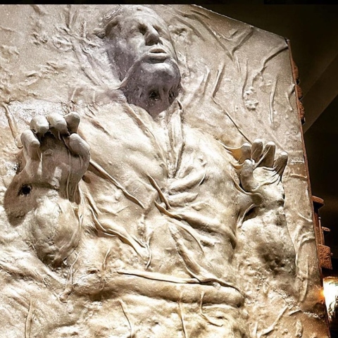 Αρτοποιείο στην Καλιφόρνια αναπαριστά με ψωμί τη σκηνή του «κατεψυγμένου» Han Solo από το Star Wars - Πώς δημιουργήθηκε το γλυπτό Pan Solo που έγινε viral - Η αντίδραση του Mark Hamill στα social media