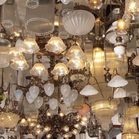 Παλιά φωτιστικά στο κατάστημα του Ανέστη και της Ρούλα Μόσχου
