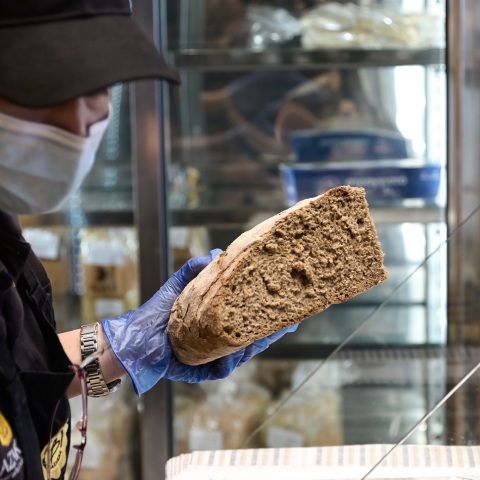 Mέτρα για τη συγκράτηση των τιμών στο ψωμί συζητούν υπουργείο Ανάπτυξης και οι εκπρόσωποι των αρτοποιών, καθώς καταγράφεται μεγάλη αύξηση λόγω εκτόξευσης των πρώτων υλών. 