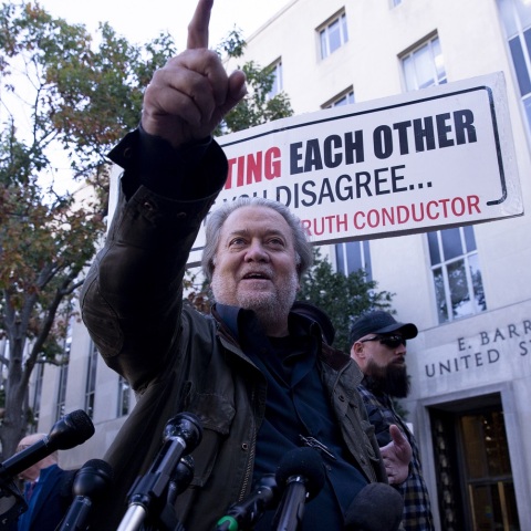  Στιβ Μπάνον: Ο πρώην στενός συνεργάτης του Ντόναλντ Τραμπ και επικεφαλής στρατηγικής του πρώην προέδρου των ΗΠΑ καταδικάστηκε σε τέσσερις μήνες φυλάκιση.