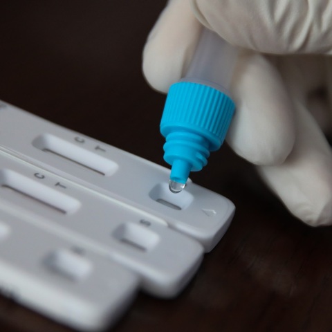 Κυκλοφορούν στα φαρμακεία τα διπλά self test - Αναγνωρίζουν εάν νοσούμε από κορωνοϊό ή γρίπη Α και Β τύπου ή και από τις δύο ασθένειες ταυτόχρονα.