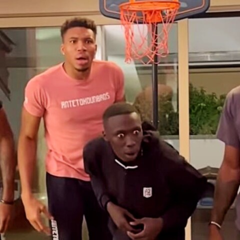 Γιάννης Αντετοκούνμπο, Θανάσης και Κώστας με τον Νο.1 Tik Toker, Khaby Lame