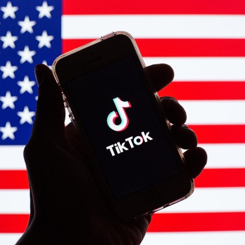 ΗΠΑ: Αυξάνεται ο αριθμός των ανθρώπων που ενημερώνονται από το TikTok - Η πολιτική διαμάχη, το νεανικό κοινό και οι φόβοι για το πώς χρησιμοποιούνται τα δεδομένα των χρηστών