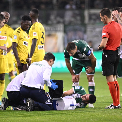 Ο Αϊτόρ τη στιγμή του τραυματισμού του στο ματς με τον Άρη