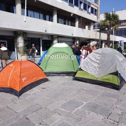 Σκηνές έξω από την Πρυτανεία του ΑΠΘ για τα υψηλά ενοίκια