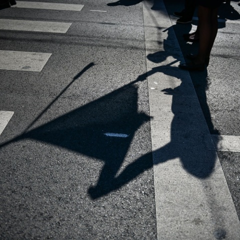 Η σκιά σημαιοφόρου στην παρέλαση Εθνικής Επετείου