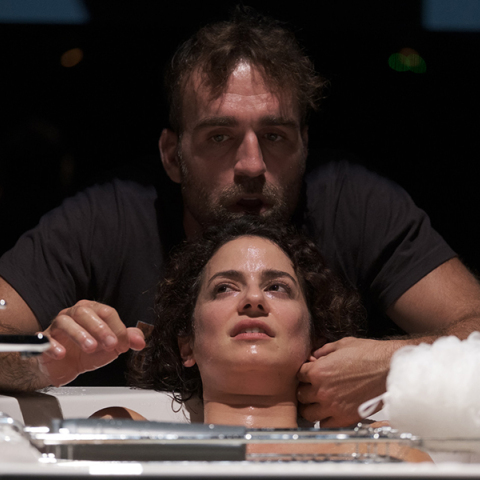 «Πόσο κοστίζει να ζεις;» της Μαρτίνα Μάγιοκ στο Θέατρο Πόρτα σε σκηνοθεσία Θωμά Μοσχόπουλου