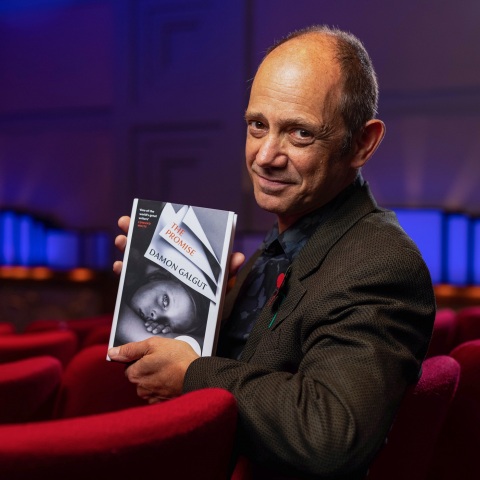 Το ελληνικό κοινό συναντά τον νικητή του βραβείου Booker 2021, Ντέιμον Γκάλγκουτ: Ο Νοτιοαφρικανός συγγραφέας θα βρεθεί σε Αθήνα - Θεσσαλονίκη στις 1 και 2/11.