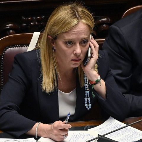 Η κυβέρνηση της Τζόρτζια Μελόνι ετοιμάζεται να απαγορεύσει την είσοδο στα ιταλικά χωρικά ύδατα δυο πλοίων Μη Κυβερνητικών Οργανώσεων που διέσωσαν μετανάστες.