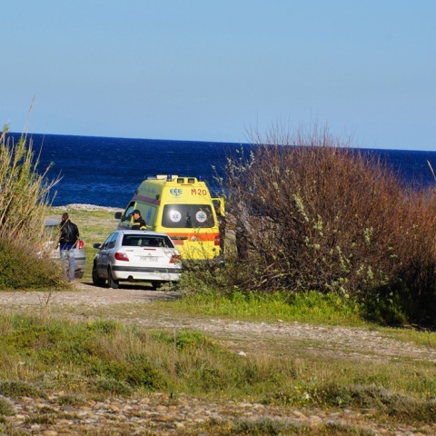 Ασθενοφόρο και περιπολικό σε παραλία της Ρόδου