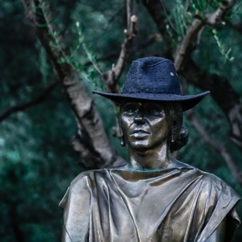 Ένα καπέλο στο άγαλμα της Μαρίας Κάλλας στη Διονυσίου Αρεοπαγίτου 