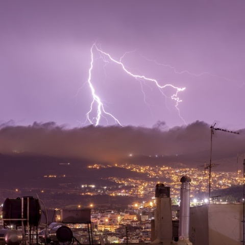 Κακοκαιρία με αστραπές