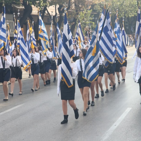 Σημαιοφόροι στη μαθητική παρέλαση της 28ης Οκτωβρίου στη Θεσσαλονίκη
