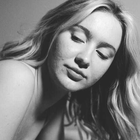 Ασπρόμαυρη φωτογραφία κοπέλας με ακμή