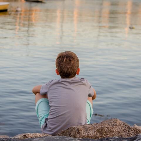 Παιδί κοιτά προς τη θάλασσα