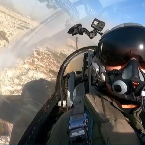 Ξεχωριστή στιγμή στην παρέλαση της 28ης Οκτωβρίου αποτέλεσε η πτήση του F-16 της ομάδας Ζευς, της Πολεμικής Αεροπορίας - Το μήνυμα του χειριστή του αεροσκάφους.