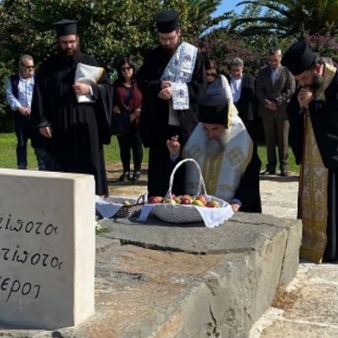 Ο αρχιεπίσκοπος Κρήτης Ευγένιος γονάτισε στον τάφο του Νίκου Καζαντζάκη, αποτίνοντας τιμή στον Κρητικό λογοτέχνη, στην επέτειο 65 χρόνων από τον θάνατό του.