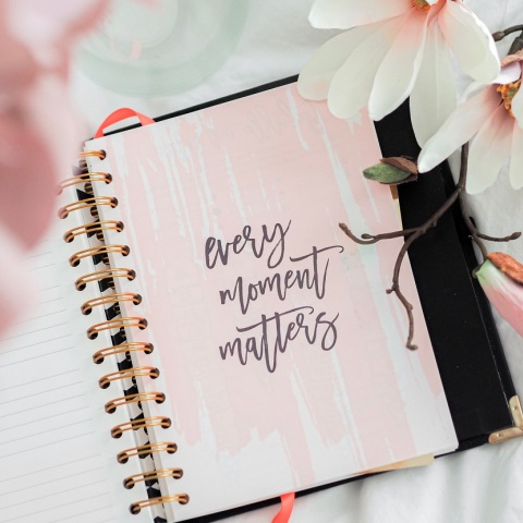 Ποιοι γιορτάζουν σήμερα 28 Οκτωβρίου; Το εορτολόγιο της Athens Voice σου τους θυμίζει. Μην ξεχάσεις να τους δώσεις τις καλύτερες ευχές σου!