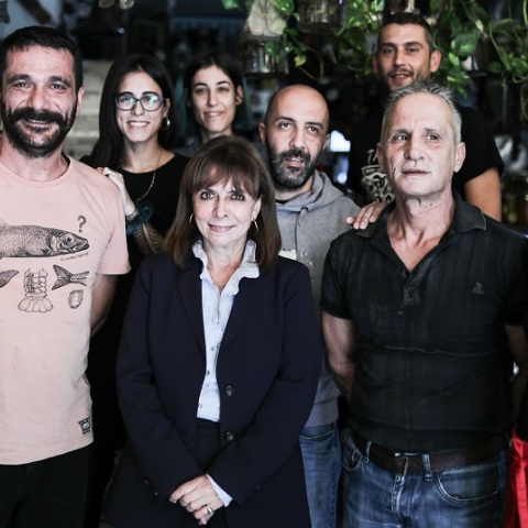 Θεσσαλονίκη: Η Κατερίνα Σακελλαροπούλου γευμάτισε σε γνωστό τοπικό μεζεδοπωλείο απεξαρτημένου με πλούσια κοινωνική δράση - Η επίσκεψή της στο υπνωτήριο αστέγων. 