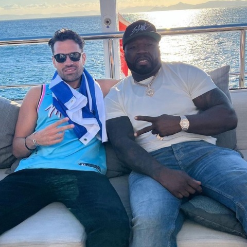 Κωνσταντίνος Αργυρός - 50 Cent: Ένα 24ωρο πριν τη συναυλία τους στο ΟΑΚΑ, ο δημοφιλής Έλληνας τραγουδιστής και ο διάσημος Αμερικανός ράπερ συναντήθηκαν σε γιοτ.