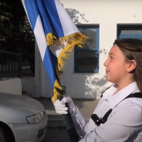 28η Οκτωβρίου στη Νάξο: Μαθήτρια δημοτικού παρέλασε μόνη στο χωριό Απόλλωνας, συνοδευόμενη από τον δάσκαλό της - Καταχειροκροτήθηκε από τους λιγοστούς κατοίκους. 