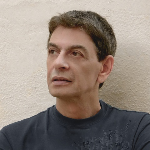 Ο τραγουδιστής και συνθέτης Μιχάλης Ρακιντζής απαντά σε 33 ερωτήσεις για την Αθήνα.