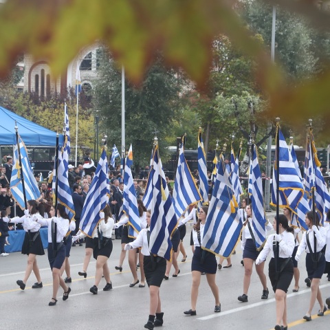 28η Οκτωβρίου: Ζωντανή εικόνα από τη μεγάλη στρατιωτική παρέλαση στη Θεσσαλονίκη, ενώπιον της Προέδρου της Δημοκρατίας, Κατερίνας Σακελλαροπούλου.