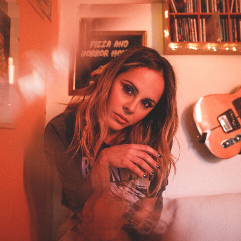 Η Cookie aka Νατάσα Μηνδρινού κυκλοφόρησε το νέο της τραγούδι «Maybe» από το δεύτερο άλμπουμ της και εξηγεί την ιστορία της δημιουργίας του