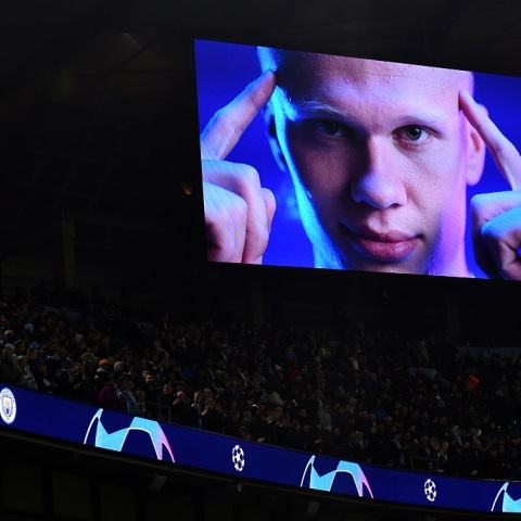 Ο Έρλινγκ Χάαλαντ, ο Νορβηγός επιθετικός που προκαλεί αίσθηση με τις εμφανίσεις του με τη φανέλα της Μάντσεστερ Σίτι ακολουθεί απαράβατους κανόνες στον ύπνο. 