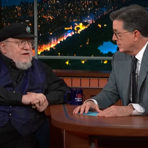 Τζορτζ Ρ.Ρ. Μάρτιν: Ο συγγραφέας των «Game of Thrones» και «House of the Dragon» μίλησε στο «Late Show» του Στίβεν Κολμπέρτ για τη Ρωσία και την πυρηνική απειλή. 